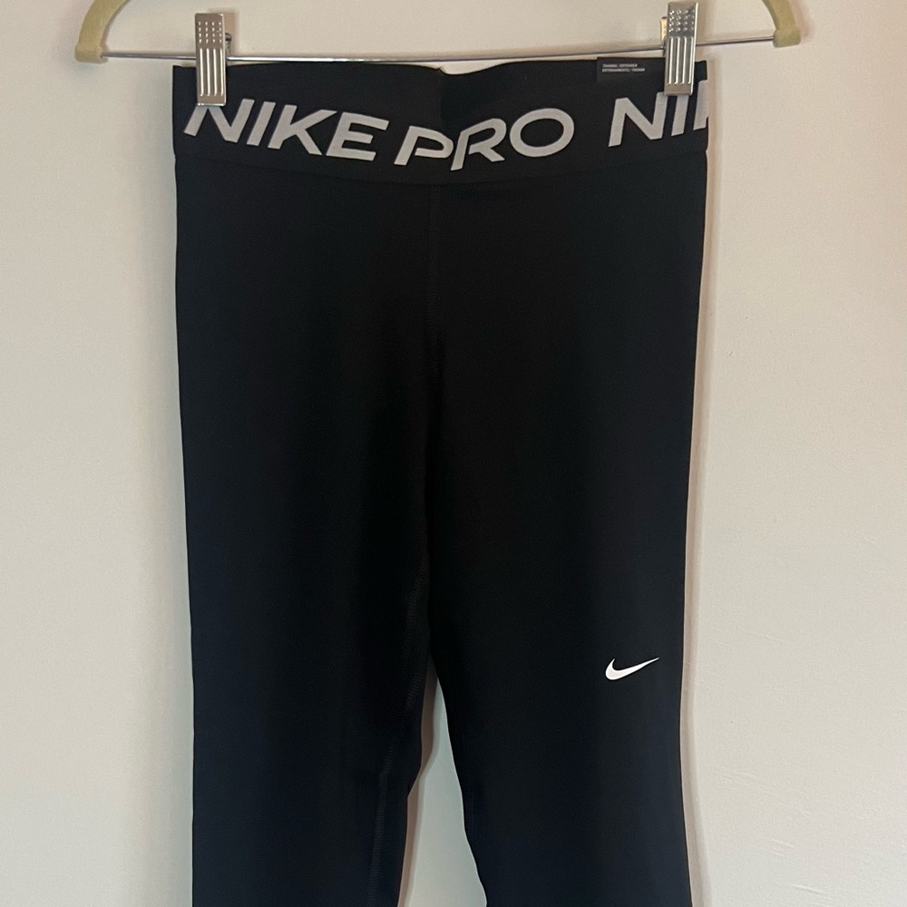 Nike Pro Women's Mid-Rise Mesh-Paneled Leggings. Size S